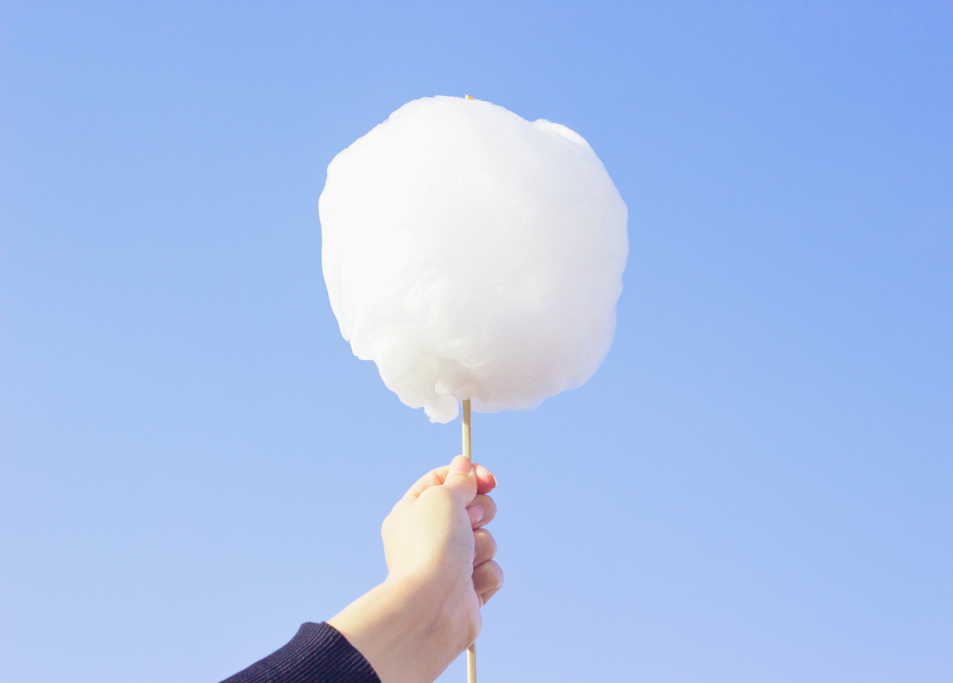 但做棉花糖的爷爷总会将粉色的,黄色的,蓝色的棉花糖插在车子的最高点